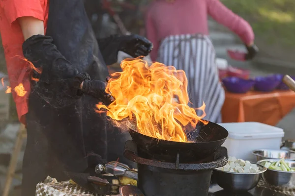 Gotowanie Azji Żywności Flaming Wok Żeliwny Koncepcja Sprzedawcy Uliczni — Zdjęcie stockowe