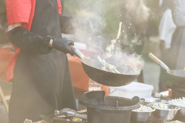 Chef Jogando Ingredientes Ferro Fundido Wok Asiático Comida Rua Processo — Fotografia de Stock