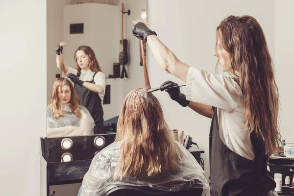 Vrouwelijke Stylist Toepassen Van Een Kleurstof Het Haar Klanten Salon — Stockfoto