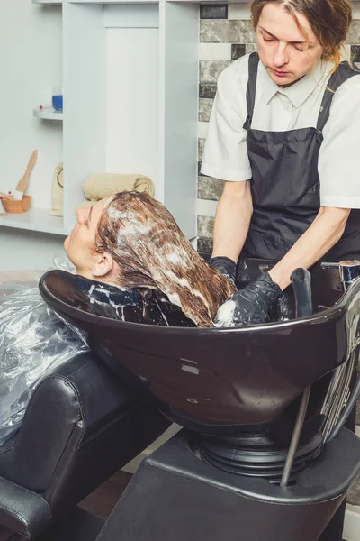 Haren Wassen Procedure Een Schoonheidssalon Een Kapper Het Wassen Van — Stockfoto