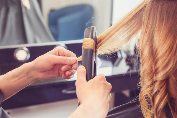 Kapper Maken Een Kapsel Voor Client Met Een Krultang Schoonheidssalon — Stockfoto