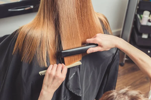 Endireitando Cabelo Salão Beleza Cabeleireiro Fazendo Penteado Para Cliente Com — Fotografia de Stock