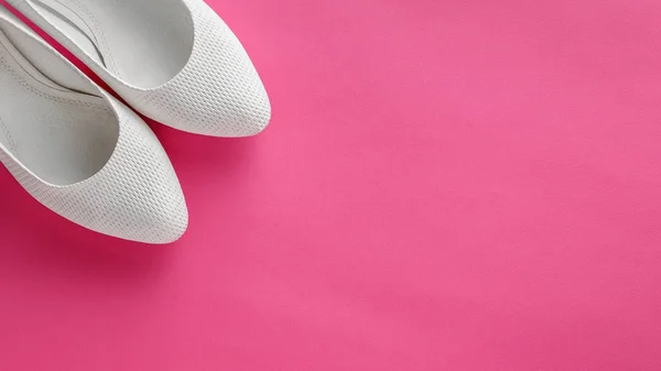 Eenvoudige Witte Trouwschoenen Roze Achtergrond — Stockfoto