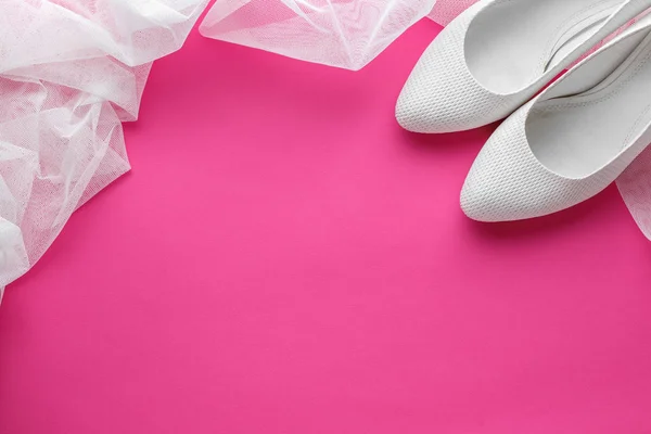 Белые Свадебные Туфли Вуалью Розовом Фоне — стоковое фото