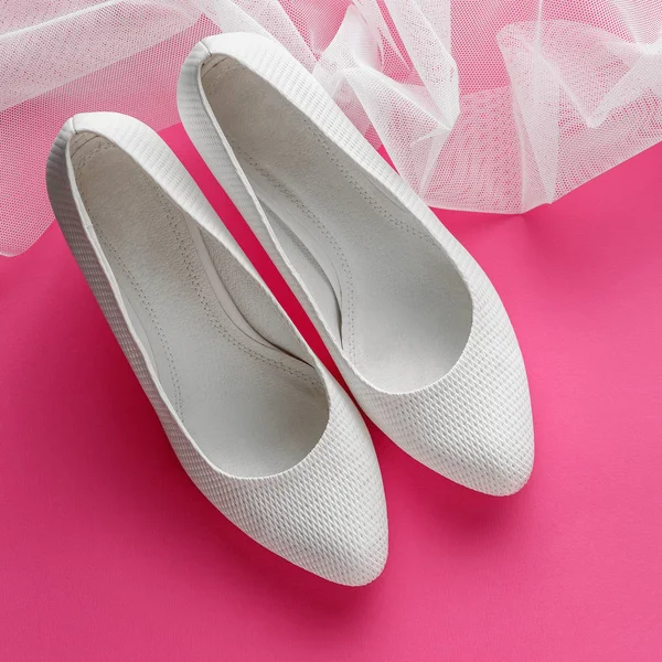 Белые Свадебные Туфли Вуалью Розовом Фоне — стоковое фото
