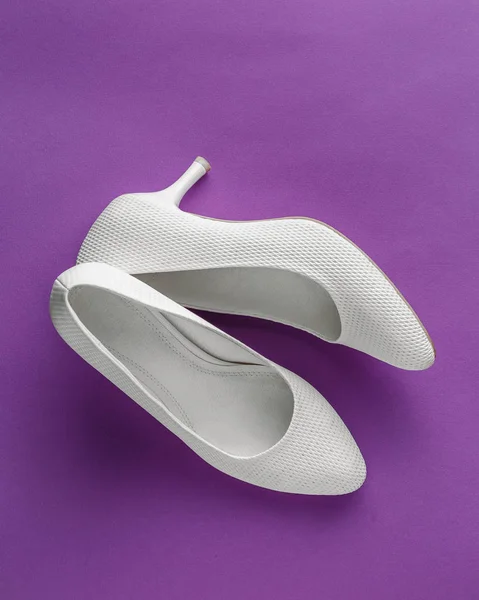 Простые Белые Свадебные Туфли Фиолетовом Фоне — стоковое фото