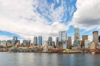Seattle manzarası ve şehir merkezinden Elliott Körfezi boyunca waterfront