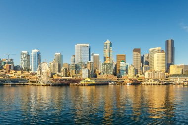 Seattle manzarası ve Elliott Bay genelinde şehir merkezinden gün batımından önce waterfront