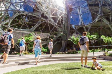 Seattle, Washington, ABD - 6 Temmuz 2018: Amazon dünya Merkez Kampüs küreler yaşayacağız Seattle, Washington, ABD'deki şehir merkezinde bulunan kişi ile