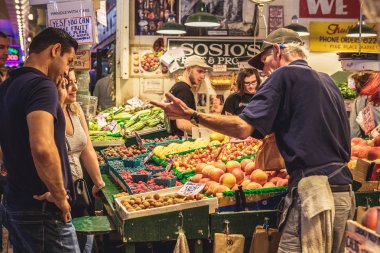 Seattle, Washington, Amerika Birleşik Devletleri - 6 Temmuz 2018: Taze meyve ve sebze Pikes Place Market Seattle, Washington, ABD'deki satışa sunulmaktadır