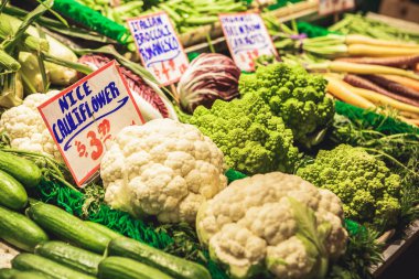 Seattle, Washington, Amerika Birleşik Devletleri - 6 Temmuz 2018: Taze sebze Pikes Place Market Seattle, Washington, ABD'deki satışa sunulmaktadır