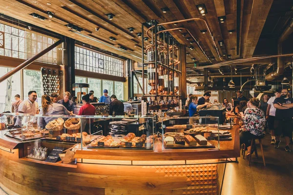 Seattle, Washington, ABD - 6 Temmuz 2018: Seattle, Washington state, ABD Starbucks rezerv Roastery ve tadım odasında iç