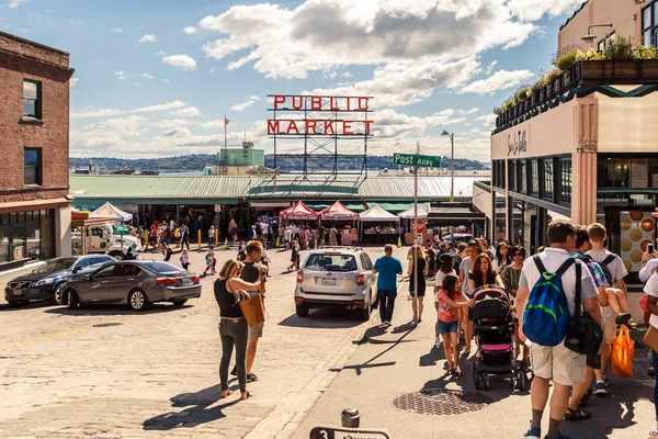 Seattle, Washington, ABD - 6 Temmuz 2018: Pike Place Market veya genel pazar Merkezi Yaz sezonu, Seattle, Washington, ABD