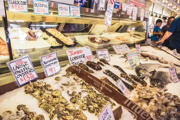 西雅图 华盛顿 2018年7月6日 各种各样的海鲜被提供卖在派克地方鱼市场在西雅图 华盛顿 — 图库照片