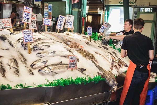米国ワシントン州シアトルのパイクプレイス魚市場での販売のために様々 な魚介類を提供しているシアトル ワシントン州 アメリカ合衆国 2018 — ストック写真