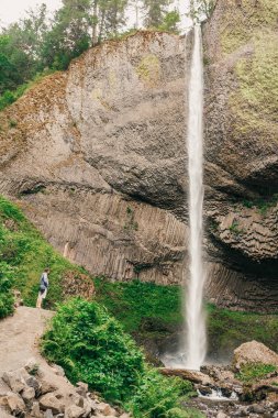 Adam siluet duran muhteşem Latourell Falls şelale Columbia River Gorge, Oregon, ABD boyunca yakınındaki