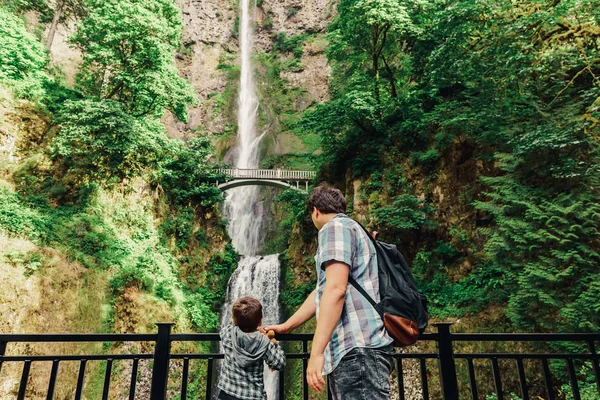 Fadern Och Hans Lilla Son Tittar Multnomah Falls Vattenfall Längs — Stockfoto