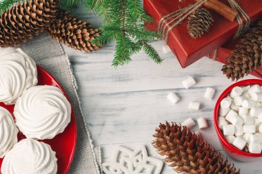 Noel natürmort zephyr veya beze ve ve hatmi tablo ile sıcak içecek bir fincan. Şenlikli ağaç ve dekorasyon