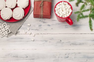 Noel natürmort zephyr veya beze ve ve murshmallow tablo ile sıcak içecek bir fincan. Şenlikli ağaç ve dekorasyon