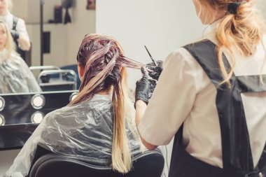 Bayan stilist istemcileri saç güzellik salonunda bir boya uygulamak