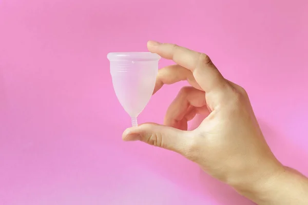 Primer Plano Mano Mujer Sosteniendo Copa Menstrual Sobre Fondo Rosa — Foto de Stock