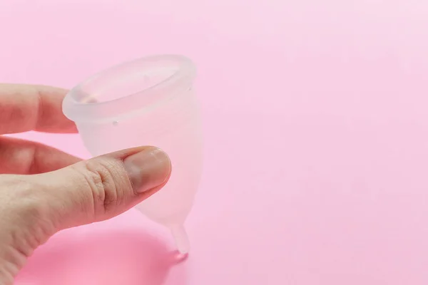 Primer Plano Mano Mujer Sosteniendo Copa Menstrual Sobre Fondo Rosa — Foto de Stock