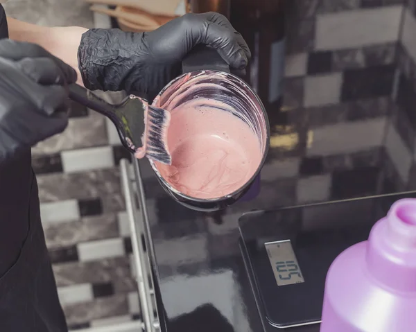 Voorbereiding Van Een Haarkleurmiddelen Een Container Kapper Salon Concept Stylist — Stockfoto