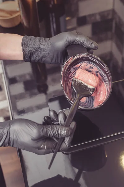 Voorbereiding Van Een Haarkleurmiddelen Een Container Kapper Salon Concept Stylist — Stockfoto