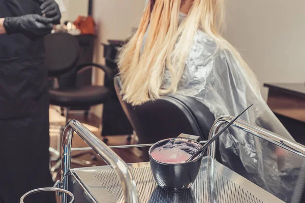 Voorbereiding Van Een Haarkleurmiddelen Een Container Kapper Salon Concept Stylist — Stockfoto