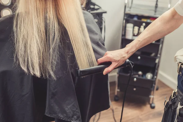 Haar Ontkrullen Salon Van Schoonheid Kapper Maken Een Kapsel Voor — Stockfoto