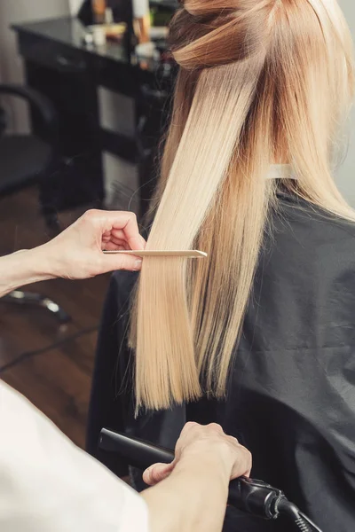 Haar Ontkrullen Salon Van Schoonheid Kapper Maken Een Kapsel Voor — Stockfoto