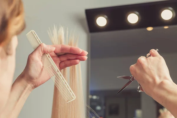 Peluquería Está Cortando Pelo Largo Rubio Peluquería — Foto de Stock