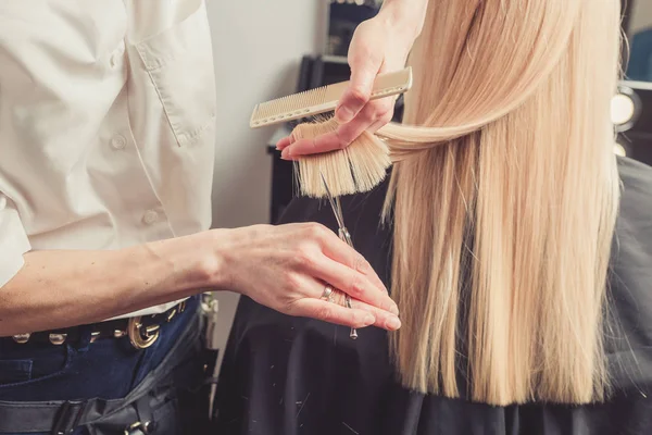 Coiffeur Coupe Longs Cheveux Blonds Dans Salon Coiffure — Photo