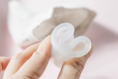 Kadın eli adet Kupası nasıl kullanılacağını, c formu gösteren katlama kapatın. Kadın sağlık kavramı, sıfır atık alternatifleri