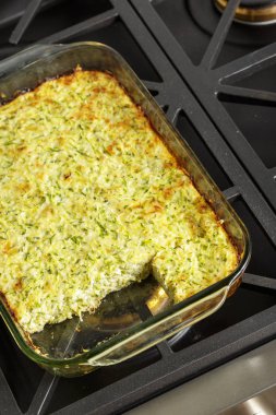 Ev yapımı sebze pasta kabak ile hazır yemek pişmiş.