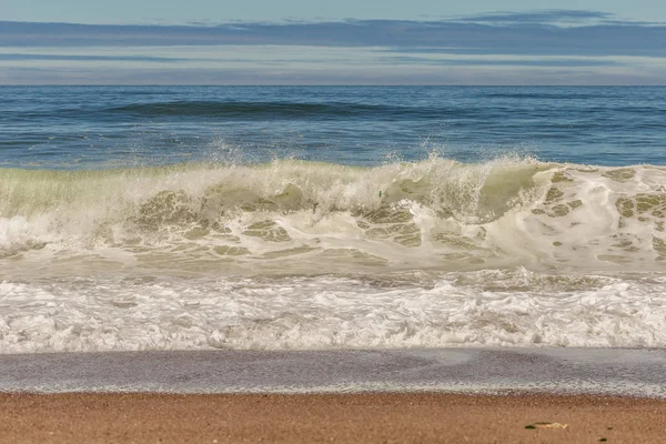 太平洋西海岸の砂浜のビーチで大きな破壊海波 — ストック写真