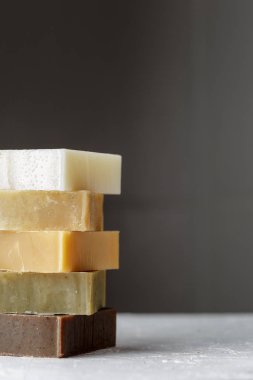 Kule yığını gri arka plan üzerinde el yapımı sabun çeşitleri