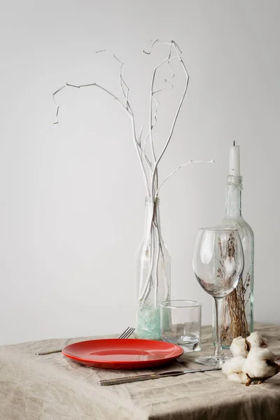 Festligt Vinterbord Sæt Med Glasflasker Genbrugt Som Vase Lysestage - Stock-foto