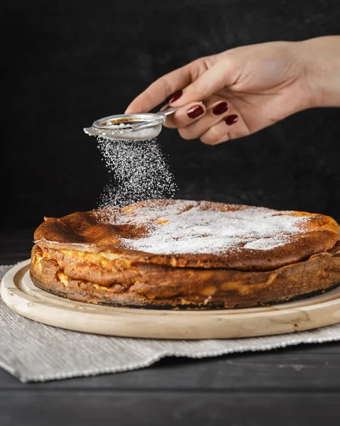 Bijgesneden Beeld Van Vrouw Poederen Van Traditionele Huisgemaakte Cheesecake Met — Stockfoto