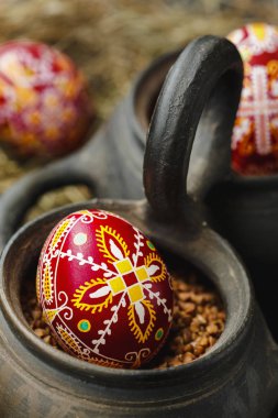 Paskalya yumurtaları balmumu resist tekniği ile dekore edilmiştir.