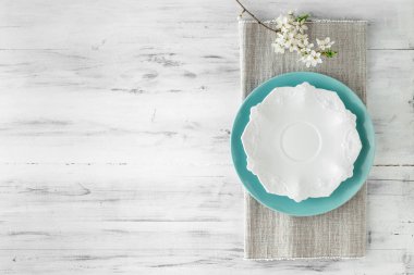 Bahar tablo plakaları ve beyaz çiçekleri ile ayarla