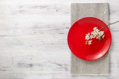 Bahar tablo plakaları ve beyaz çiçekleri ile ayarla