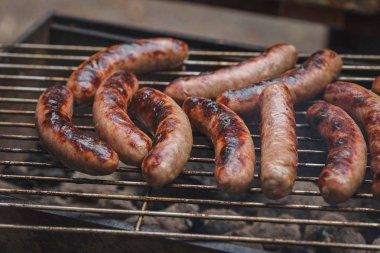 Barbekü ızgarasında ızgara sosis.