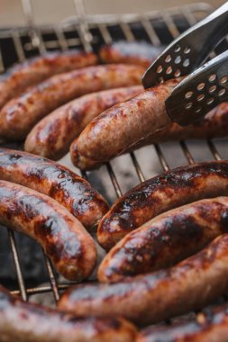 Barbekü ızgarasında ızgara sosis.