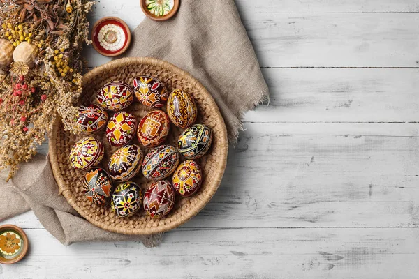 Oeufs de Pâques décorés avec de la cire résister technique — Photo