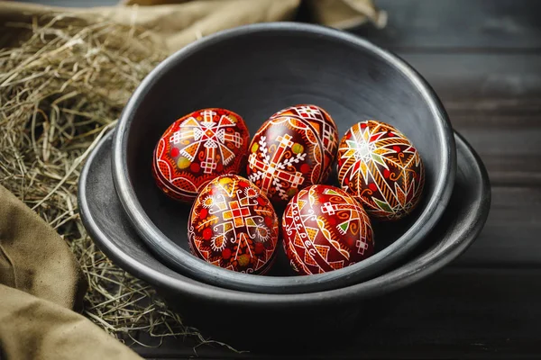 Oeufs de Pâques décorés avec de la cire résister technique — Photo