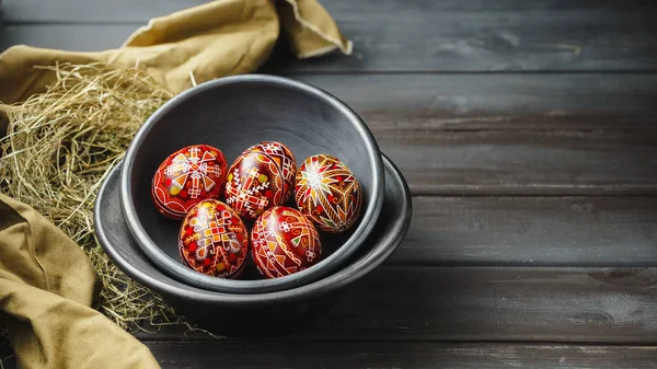 Ovos de Páscoa decorados com cera resistir técnica — Fotografia de Stock