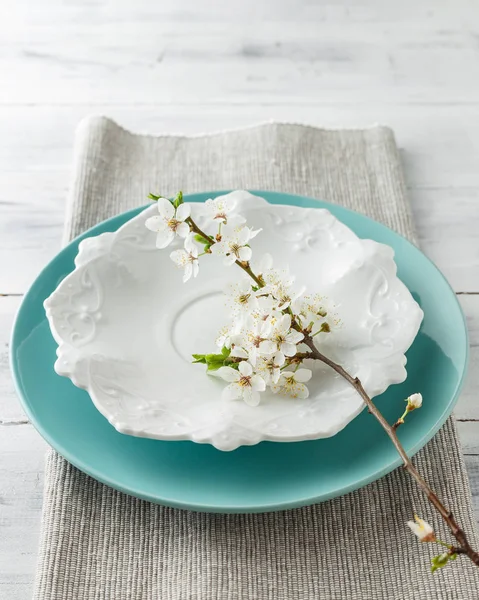 Set da tavola primavera con piatti e fiori bianchi — Foto Stock