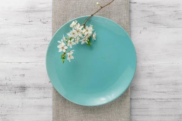Spring tafel set met platen en witte bloemen — Stockfoto