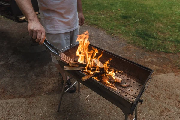 Ręka mężczyzny, przygotowania, przygotowania do grillowania — Zdjęcie stockowe